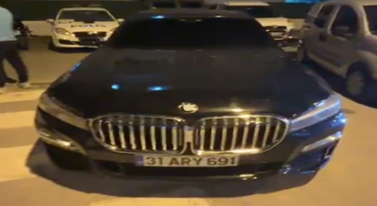 Ehliyeti 2043e kadar alınan sürücüye çakar ve koyu filmden 316 bin TL ceza