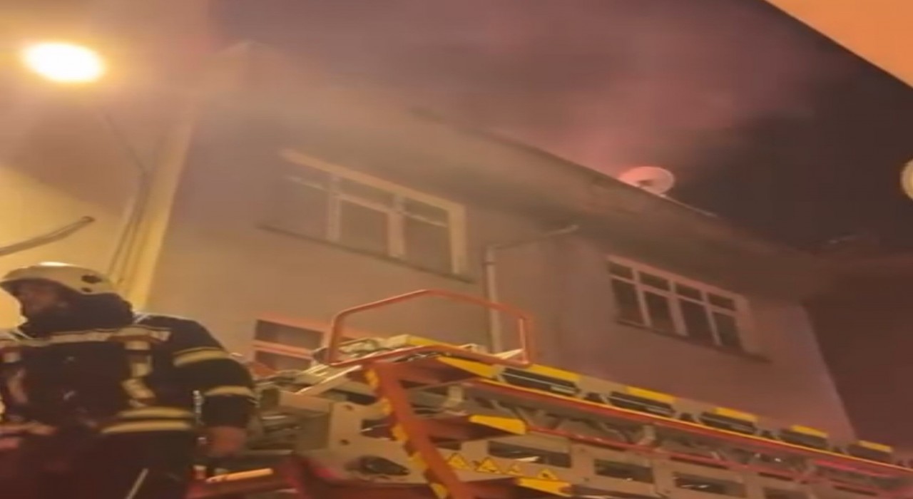 Elazığda 4 katlı apartmanda yangın paniği
