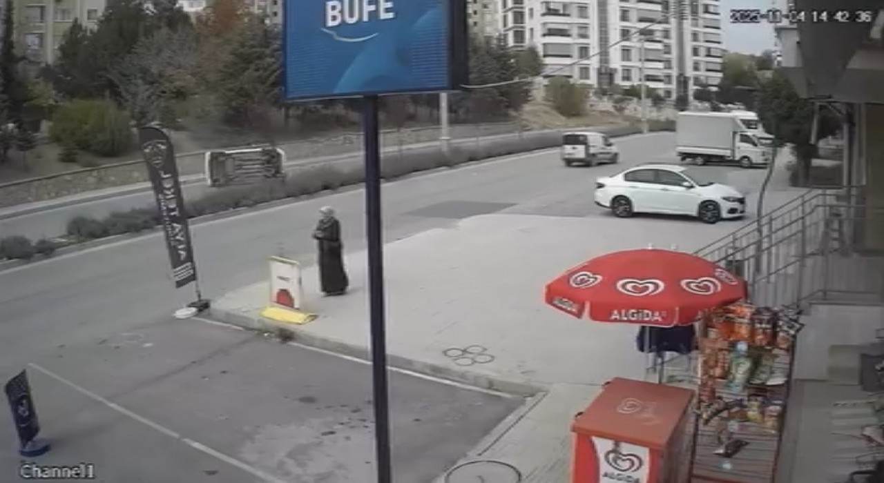 Elazığda aracın yan yattığı kaza kamerada