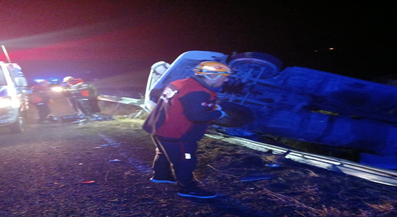 Elazığda bariyerlere çarpan kamyon devrildi: 1 yaralı