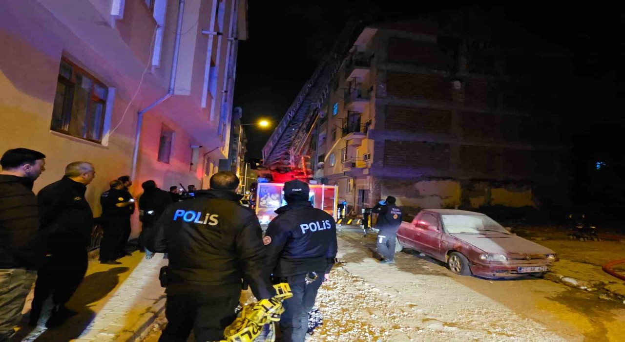 Elazığda çatı yangını: 1 kişi dumandan etkilendi