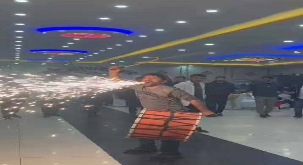Elazığda davulcu, figürleri ile düğünlere renk katıyor