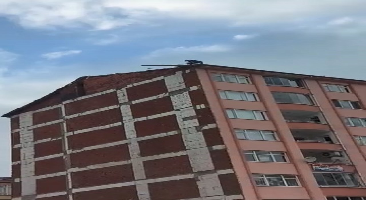 Elazığda inşaat işçisinin tehlikeli çalışması