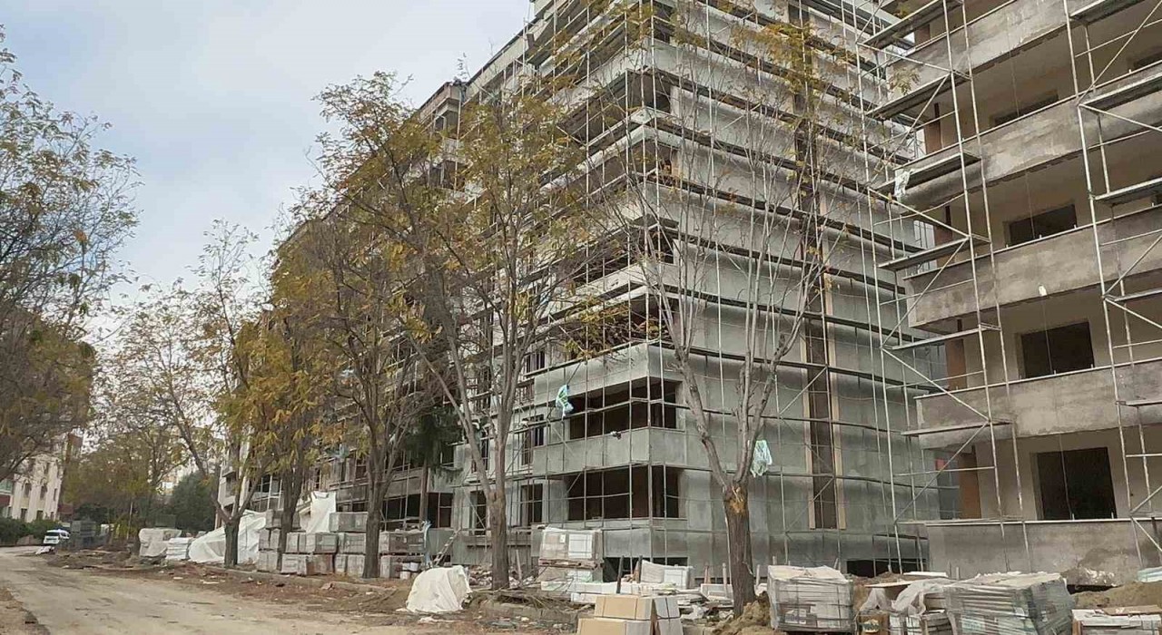 Elazığda inşaattan düşen işçi ağır yaralandı