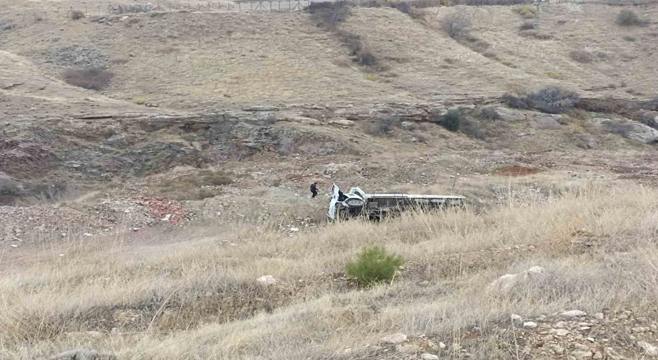 Elazığda kamyon devrildi: 1 yaralı