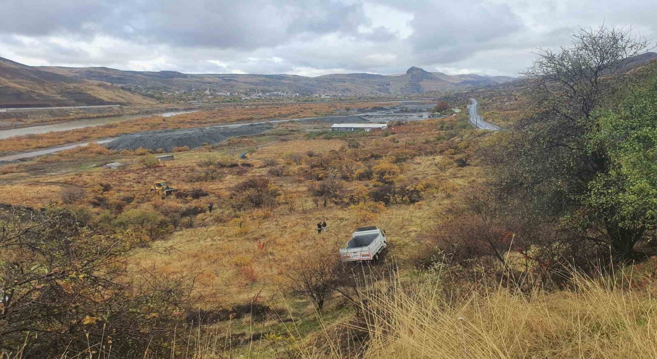 Elazığda kamyonet şarampole uçtu