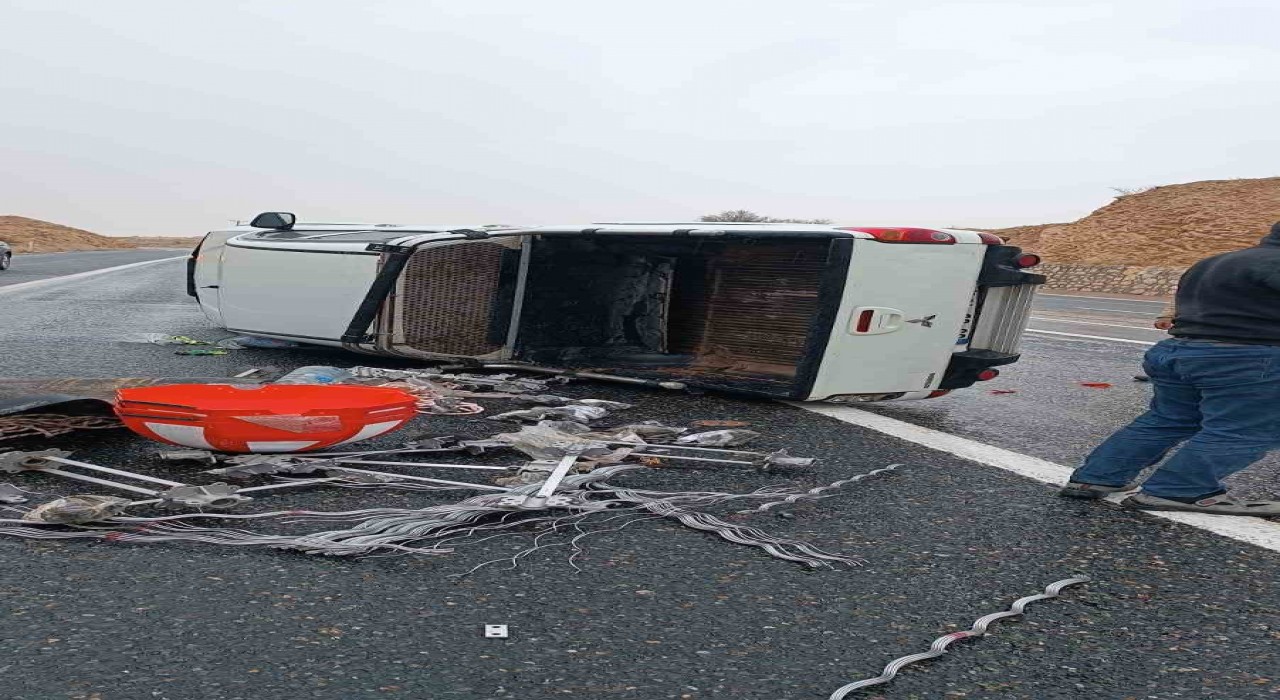 Elazığda kaygan yolda kamyonet devrildi