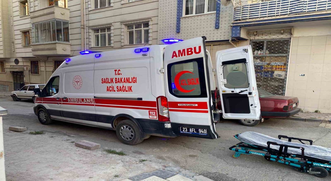 Elazığda kendi boğazını kesen kadın ağır yaralandı