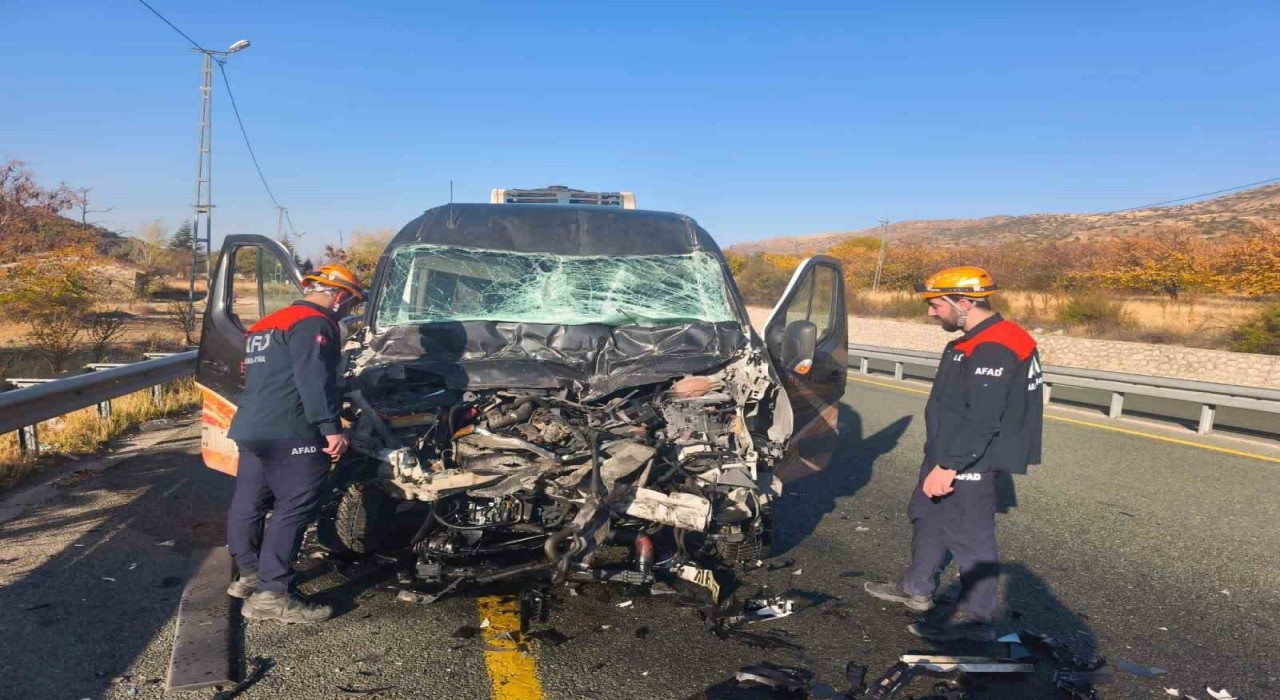 Elazığda minibüs ile kamyon çarpıştı: 1 yaralı