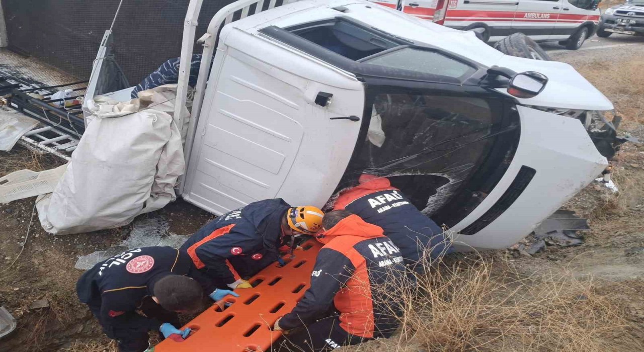 Elazığda pikap şarampole uçtu: 2 yaralı
