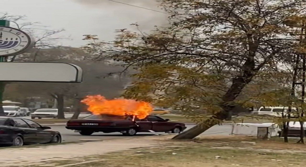 Elazığda seyir halindeyken yanan otomobil kullanılamaz hale geldi