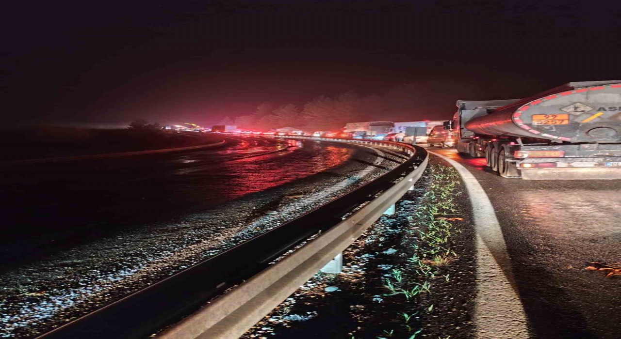 Elazığda tır devrildi: Kilometrelerce araç kuyruğu oluştu