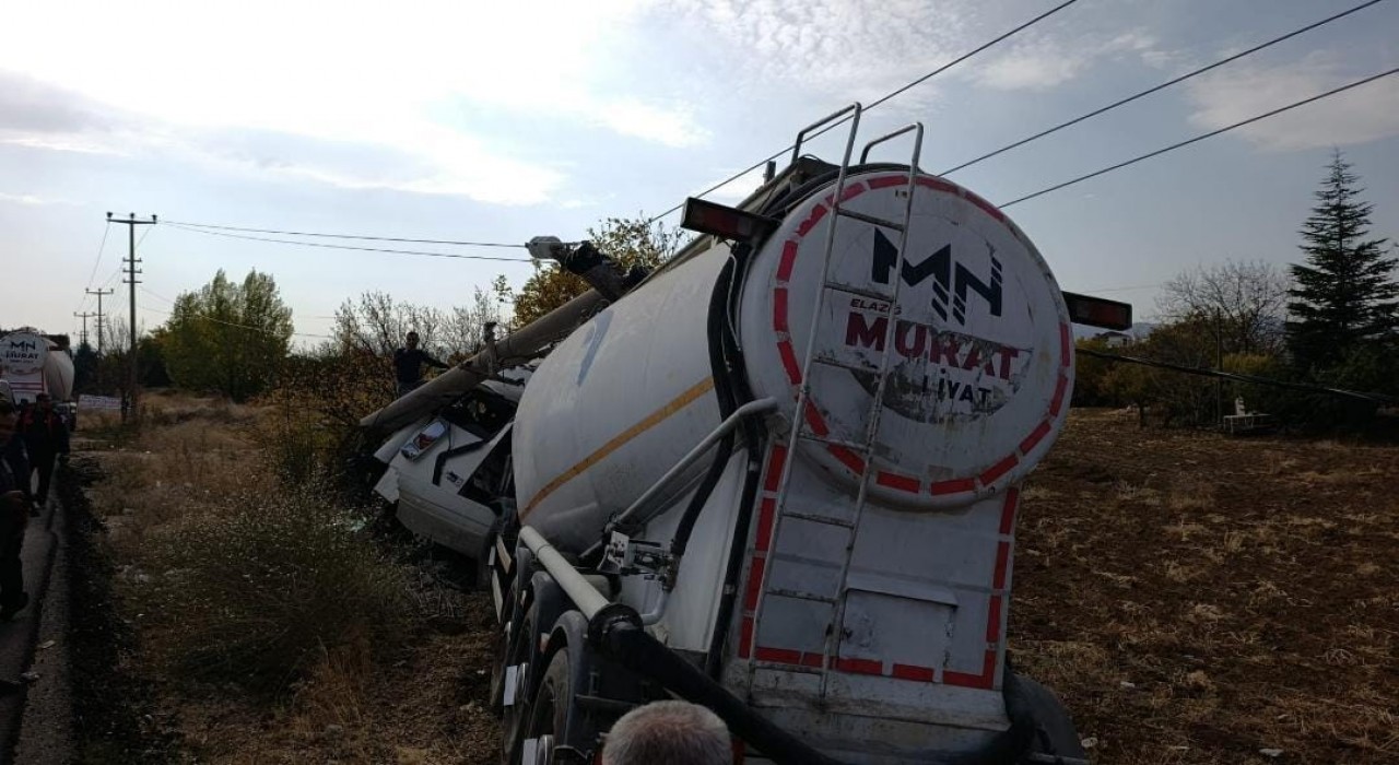 Elazığda tır elektrik direğine çarptı: 1 yaralı