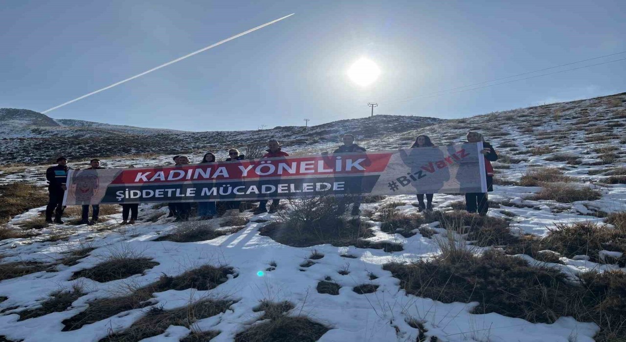 Elazığın 2 bin 347 metrelik Hazarbaba zirvesinden şiddete karşı uyarı mesajı