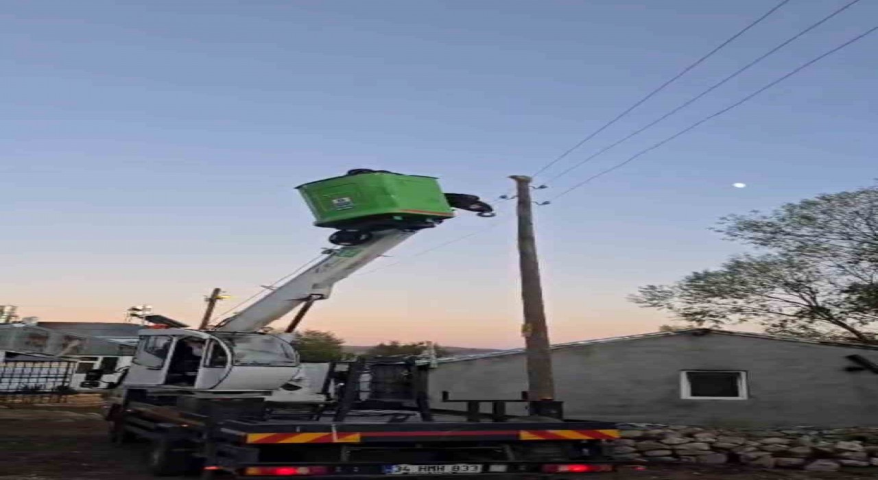 Elektrik direğinde mahsur kalan kediyi ekipler kurtardı