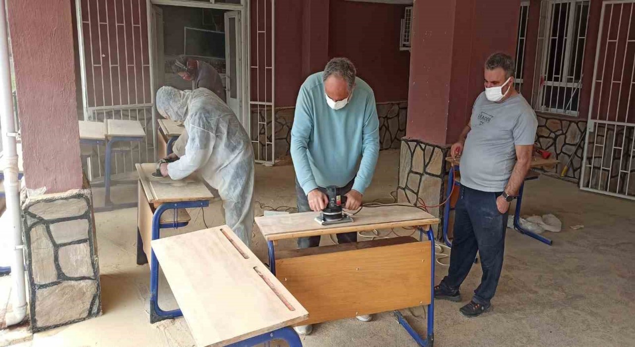 Elele veren idareci ve öğretmenler, ustaya ihtiyaç duymadan okullarını yeniliyor