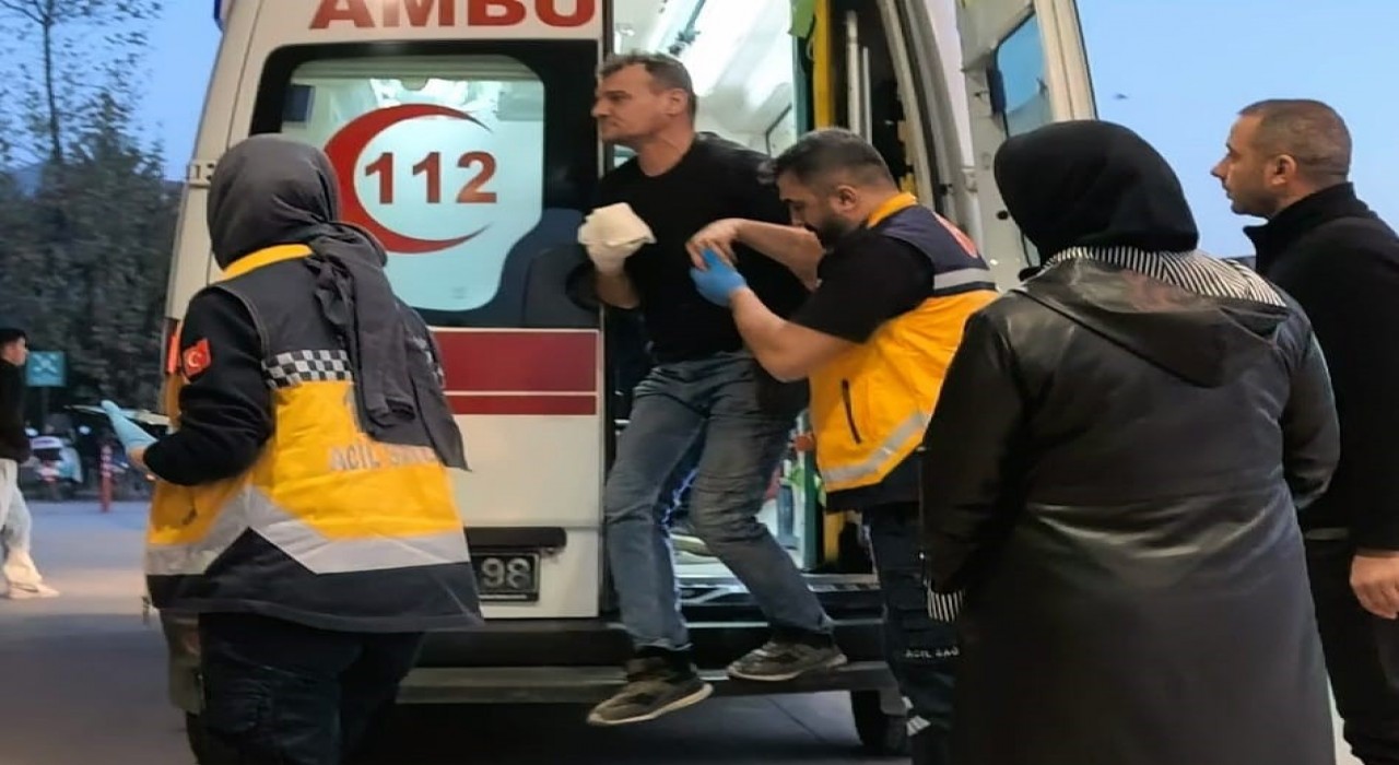 Eli traktörün hidrolik sistemine sıkışan çiftçi yaralandı