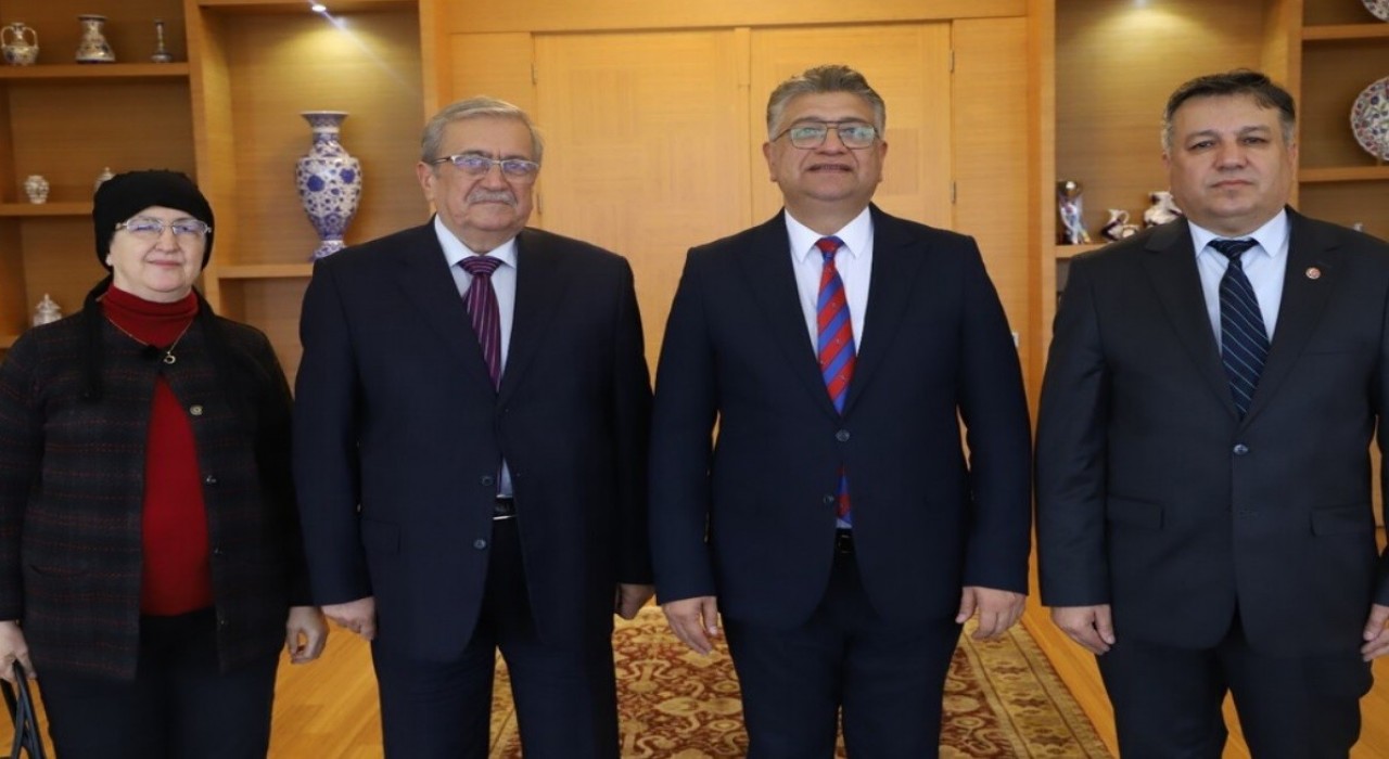 Emekli Müdür Ahmet Urfalı eserlerini Rektör Kızıltopraka takdim etti