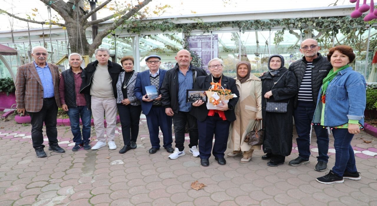 Emekli öğretmen ilkokul öğrencileriyle 50 yıl sonra ilk kez buluştu