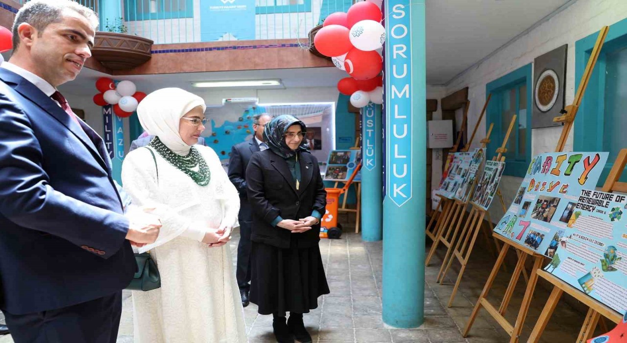 Emine Erdoğan, Güney Afrikada Uluslararası Maarif Okulunu ziyaret etti