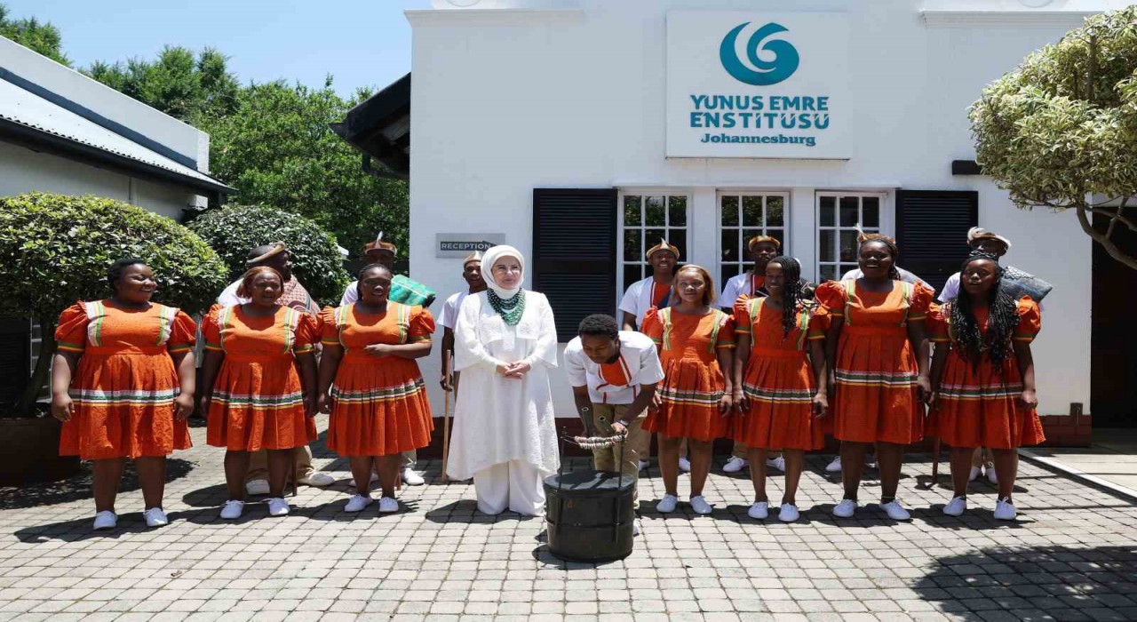 Emine Erdoğan Güney Afrikada Yunus Emre Enstitüsünü ziyaret etti
