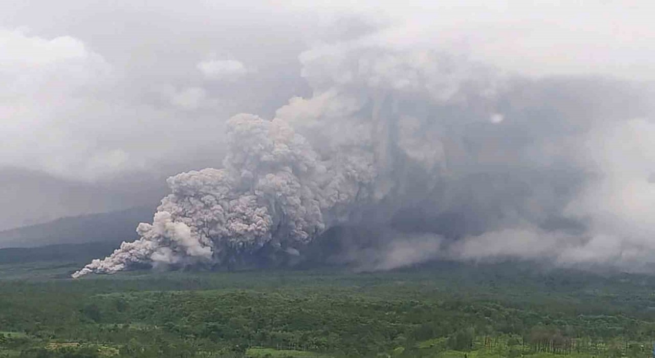 Endonezyada Semeru Yanardağı patladı, alarm seviyesi en yüksek düzeye çıkarıldı
