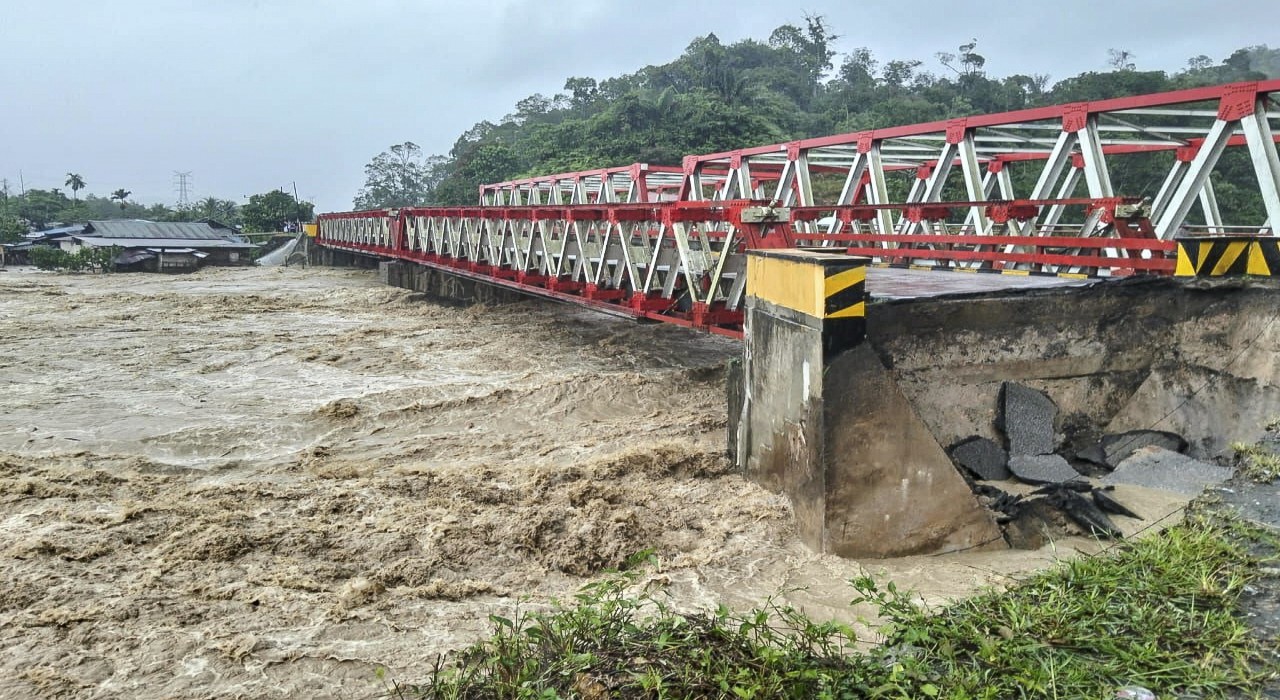 Endonezyadaki sel ve toprak kaymalarında ölü sayısı 49a yükseldi