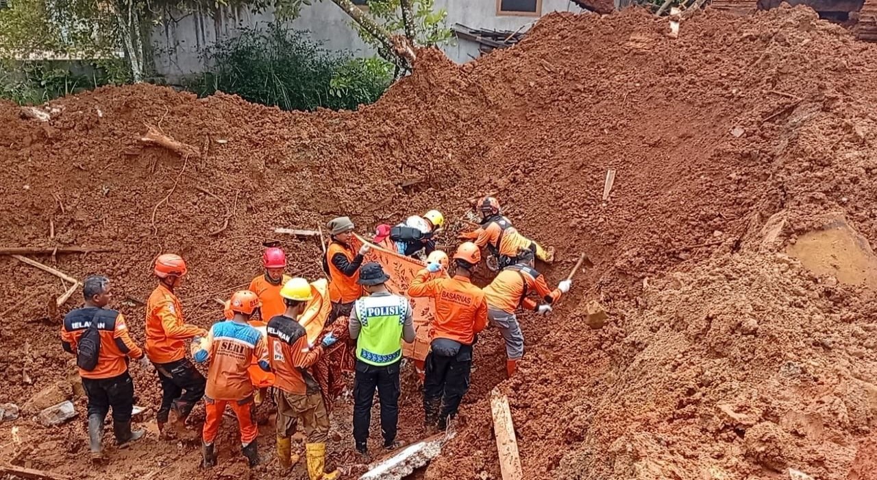 Endonezyadaki toprak kaymasında can kaybı 16ya yükseldi