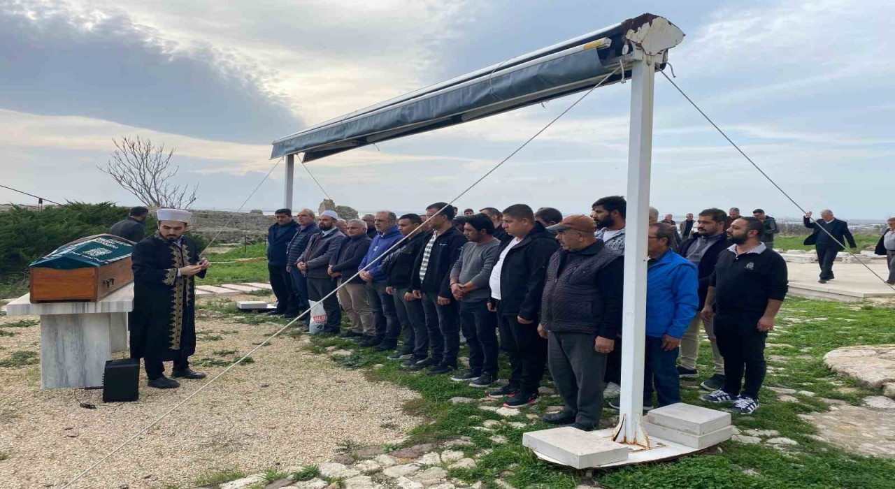 Enezdeki cinayet sonrası her iki kişi de toprağa verildi