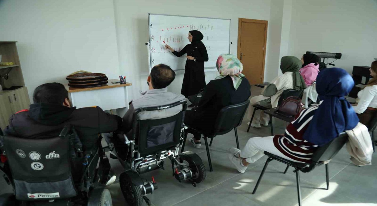 Engelsiz Yaşam Merkezinde dezavantajlı bireyler sosyal ve kültürel faaliyetlerle destekleniyor