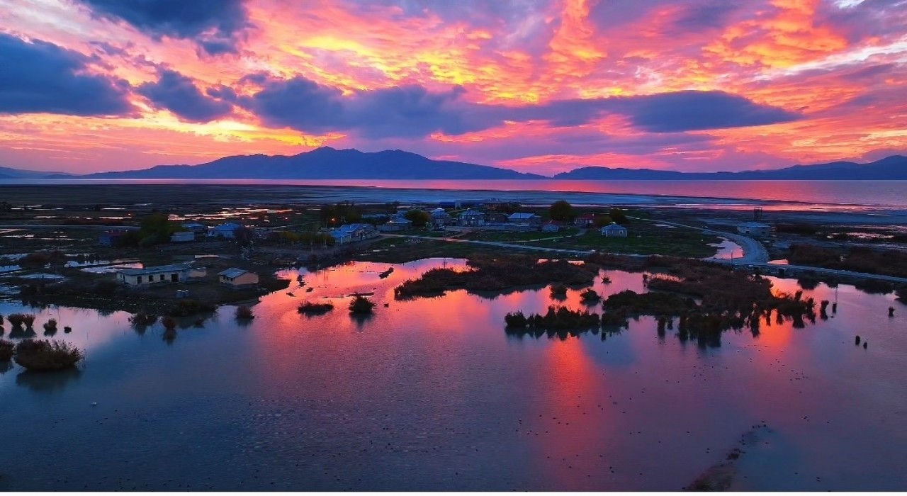 Erçek Gölünde muhteşem günbatımı