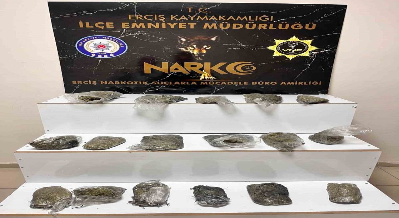 Ercişte bir kamyonetin lastiğinde 4 kilo 400 gram esrar ele geçirildi