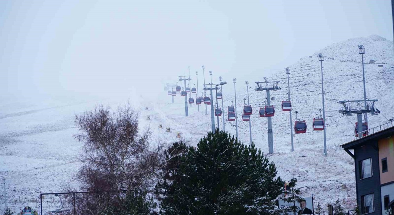 Erciyeste kar yağışı, dağ beyaza büründü