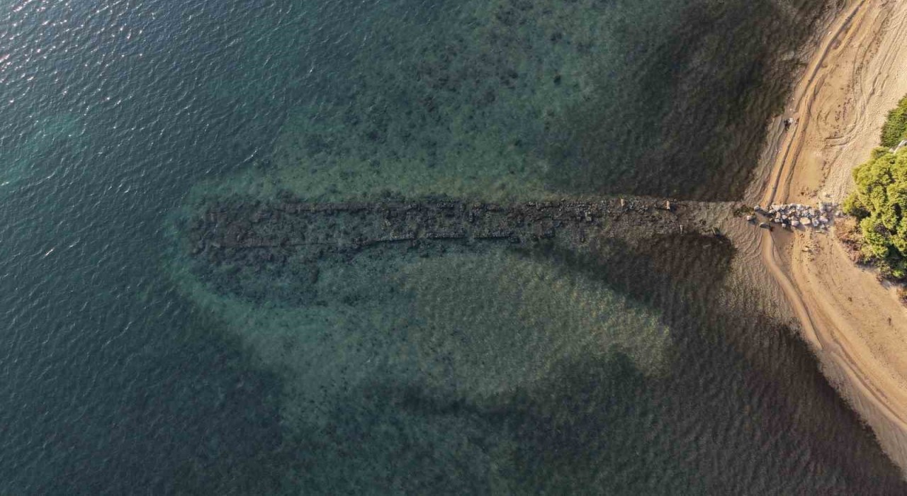 Erdek Körfezinde deniz çekildi, antik liman gün yüzüne çıktı