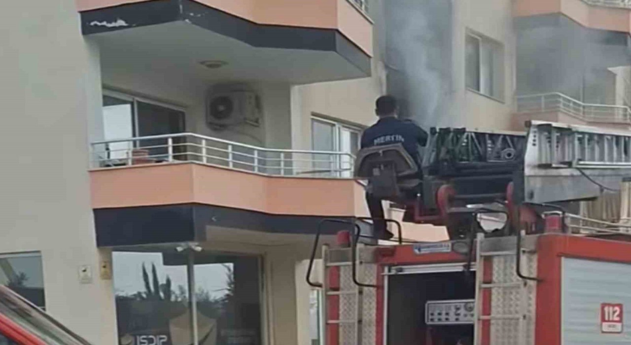 Erdemlide bina yangını korkuttu