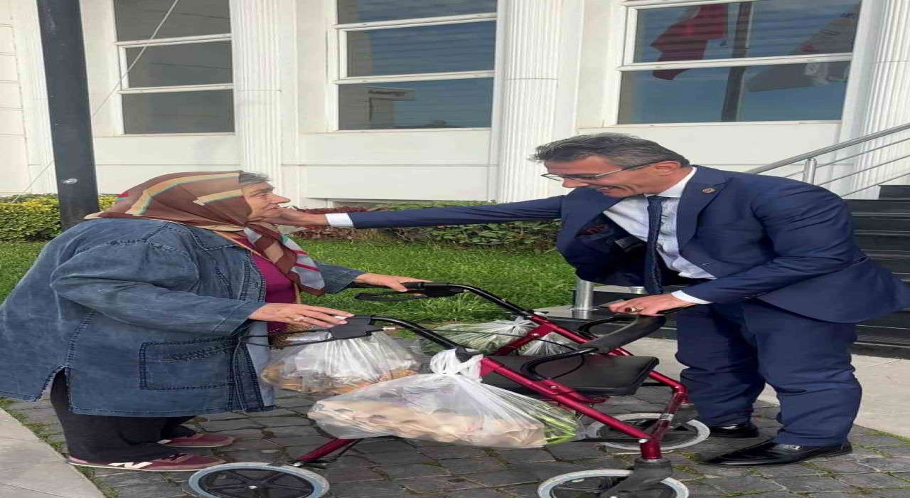 Erenlerde gönülleri ısıtan anlar: Makam aracını yaşlı kadına tahsis etti