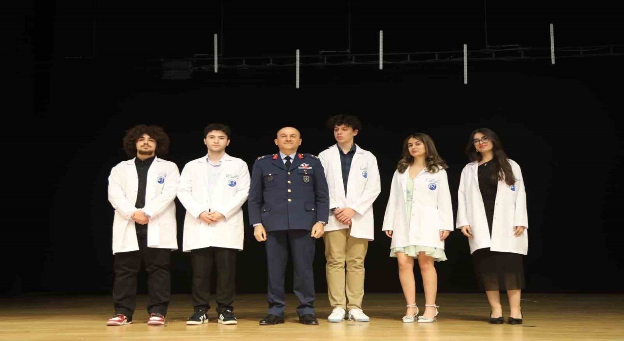 ERÜ Tıp Fakültesinde dönem 1 öğrencileri törenle önlük giydi