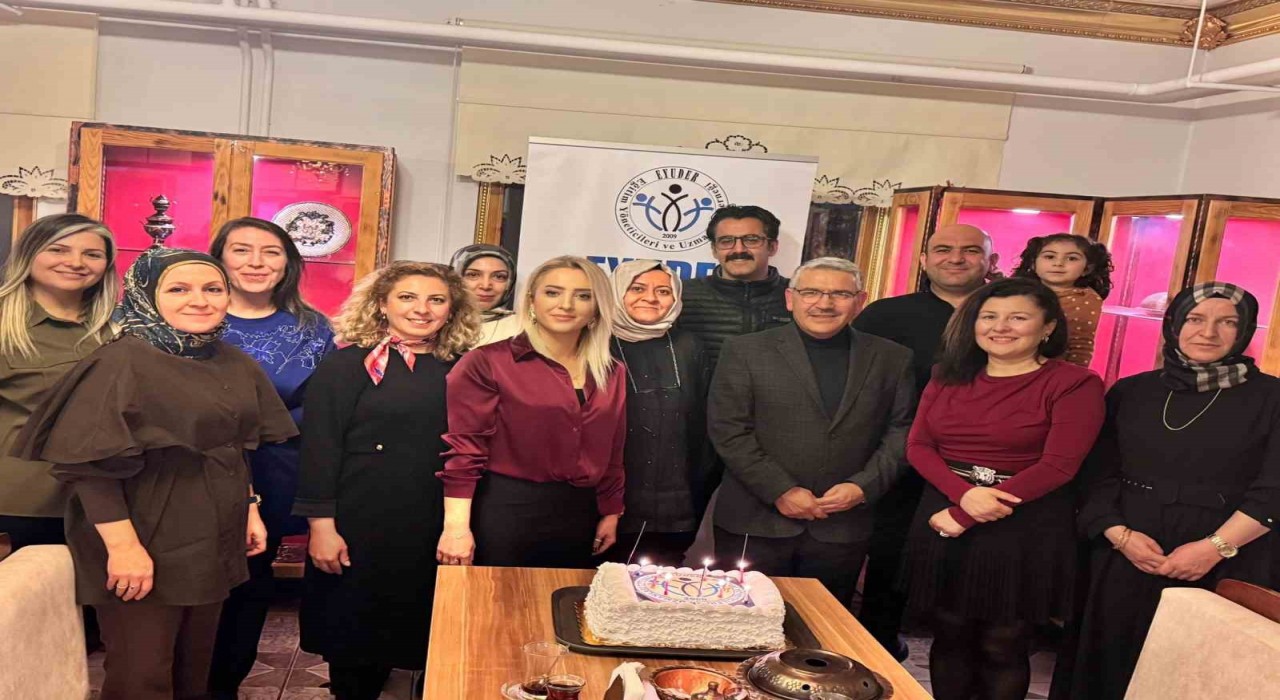 Erzincan EYUDERden Öğretmenler Günü ve 2026 Planlama Toplantısı
