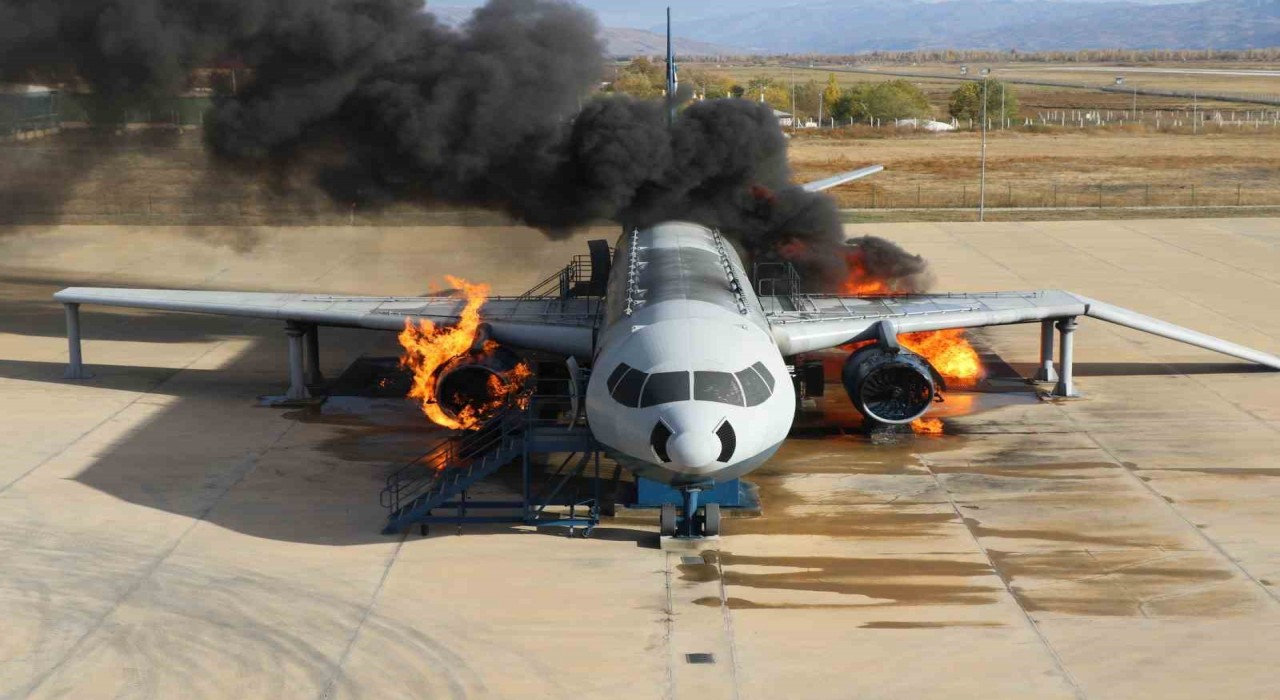 Erzincan Havalimanında gerçekçi uçak yangın tatbikatı yapıldı