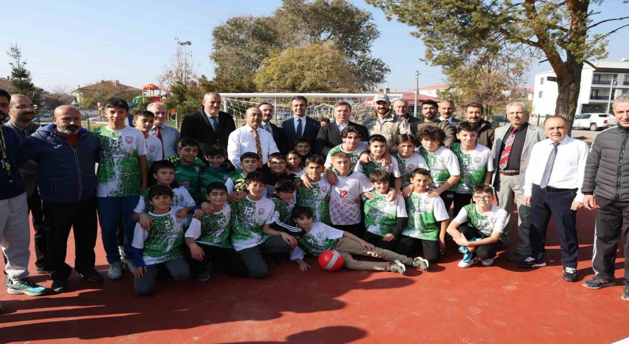 Erzincanda 101 okulun bahçesine kauçuk zemin yapıldı