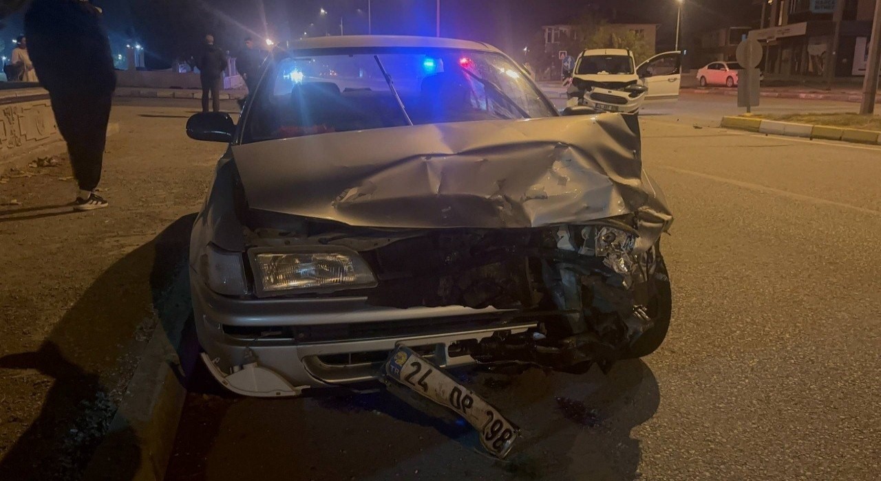 Erzincanda iki araç kafa kafaya çarpıştı: 3 yaralı