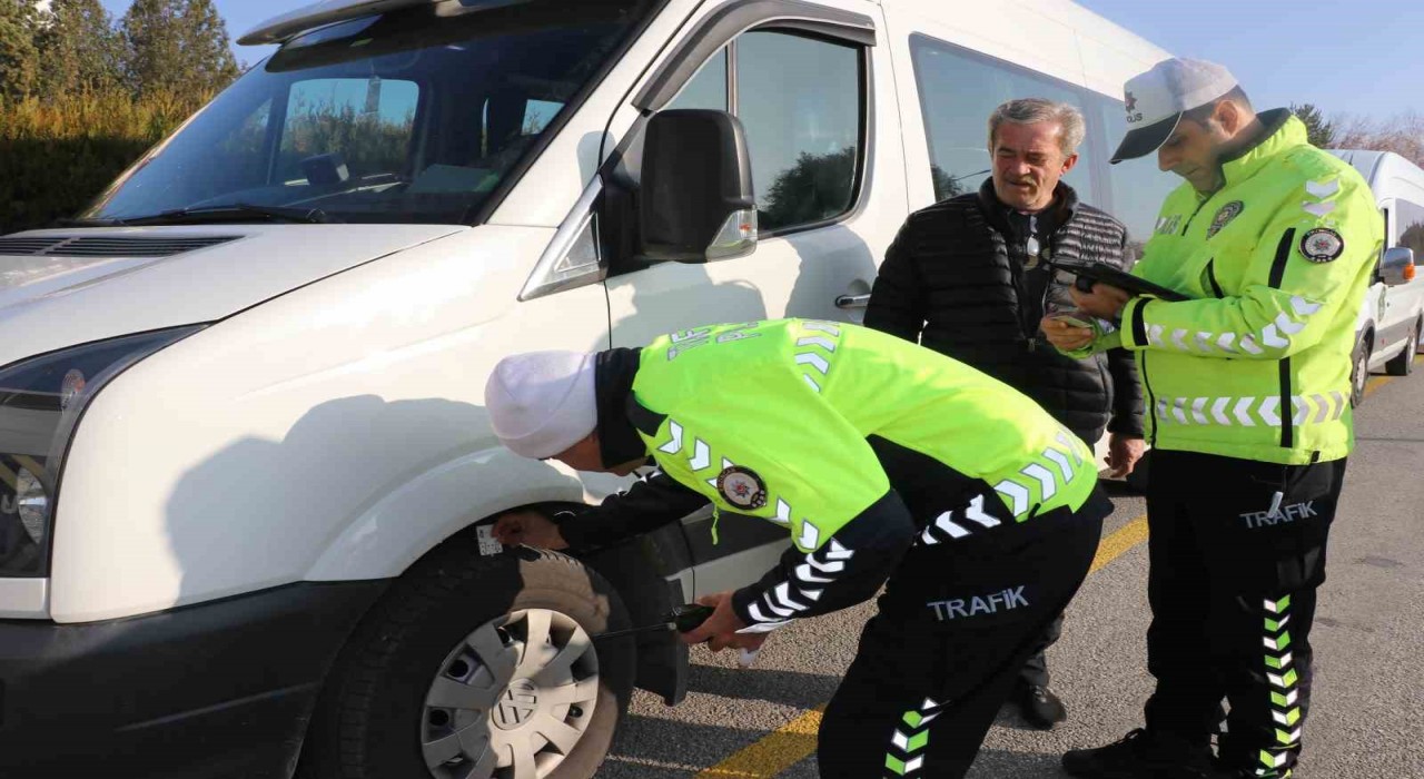 Erzincanda okul servislerine kış lastiği denetimi yapıldı