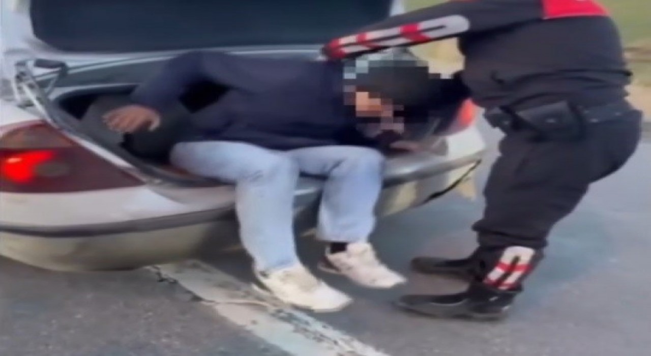 Erzincanda otomobilin bagajında 2 kaçak göçmen yakalandı