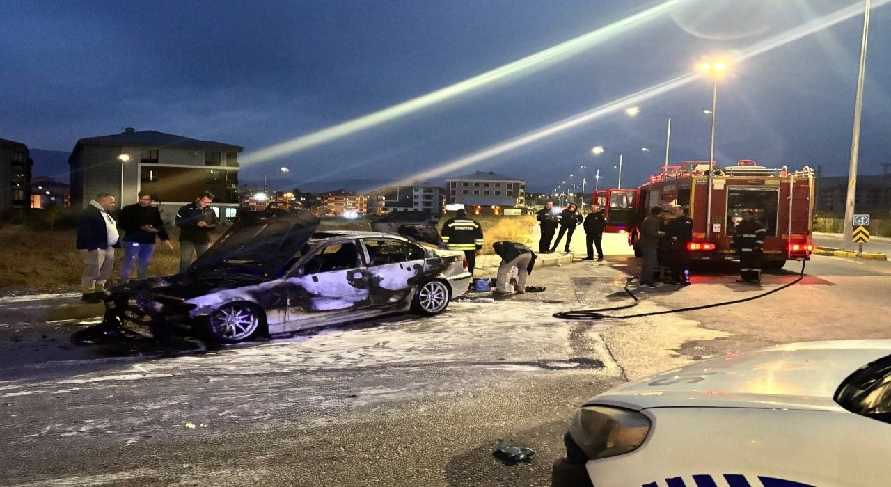 Erzincanda seyir halindeki otomobil alev aldı: 2 kişi son anda kurtuldu