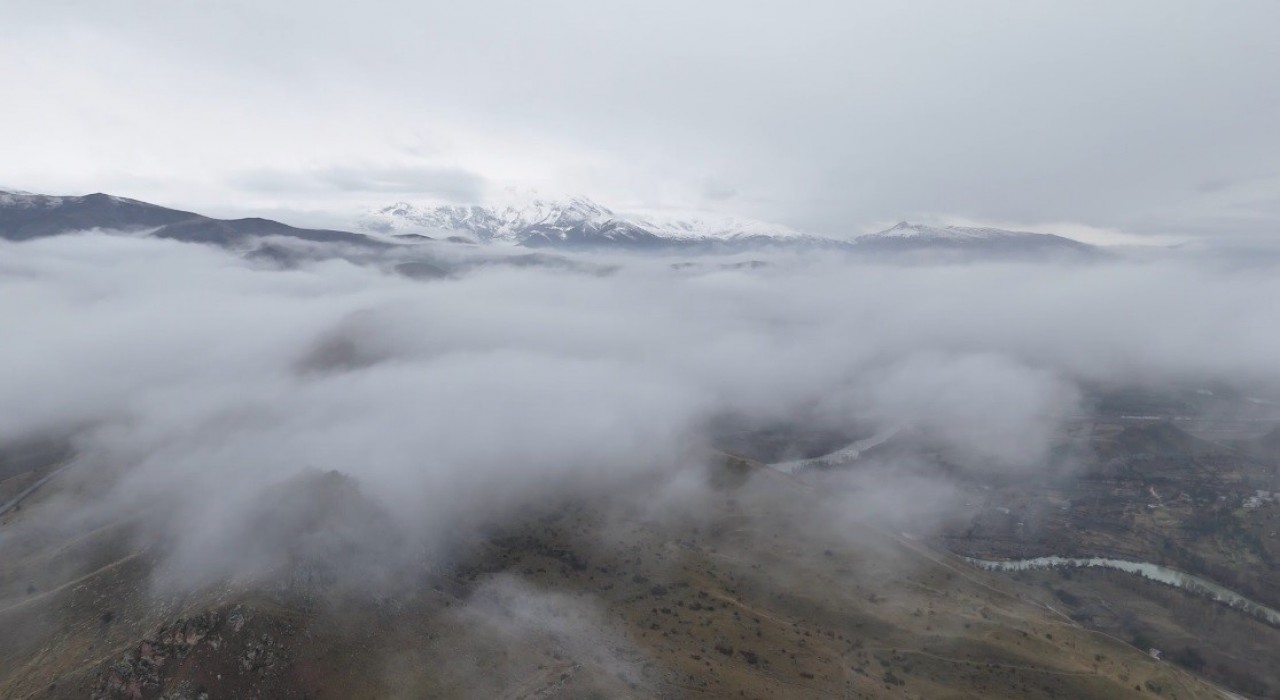 Erzincanda sis bulutları doğayı masalsı bir görünüme bürüdü