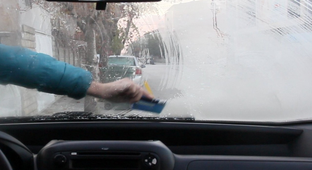 Erzincanda soğuk hava etkili oldu: Araç camları buz tuttu