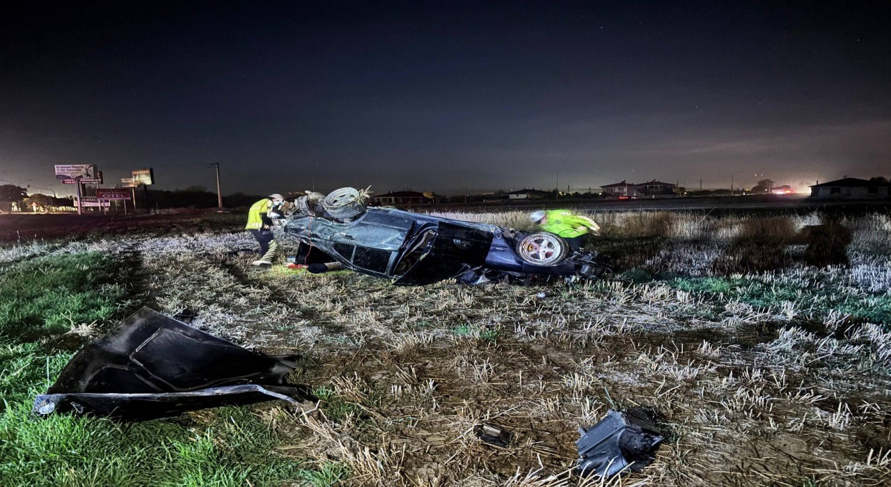 Erzincanda takla atan otomobilde 2 kişi yaralandı