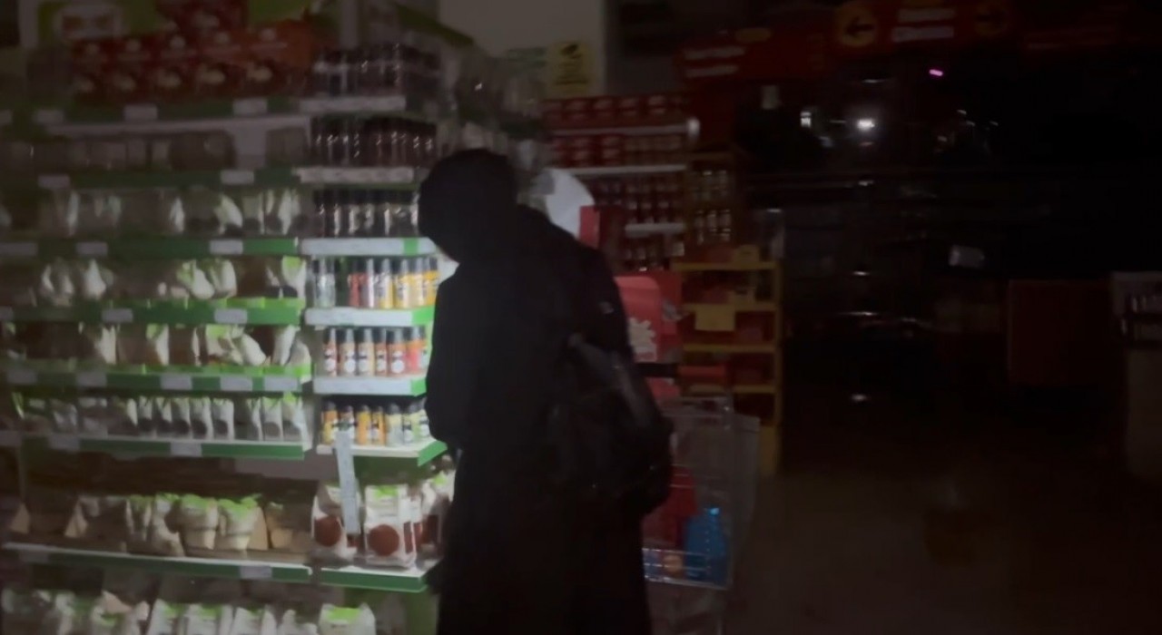 Erzincanda vatandaşlar marketlerde cep telefonu ışığıyla alışveriş yaptı