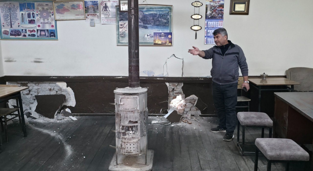 Erzincanda yıkım faciasından dönüldü: Müşteriler çaylarını bırakıp canlarını kurtardı