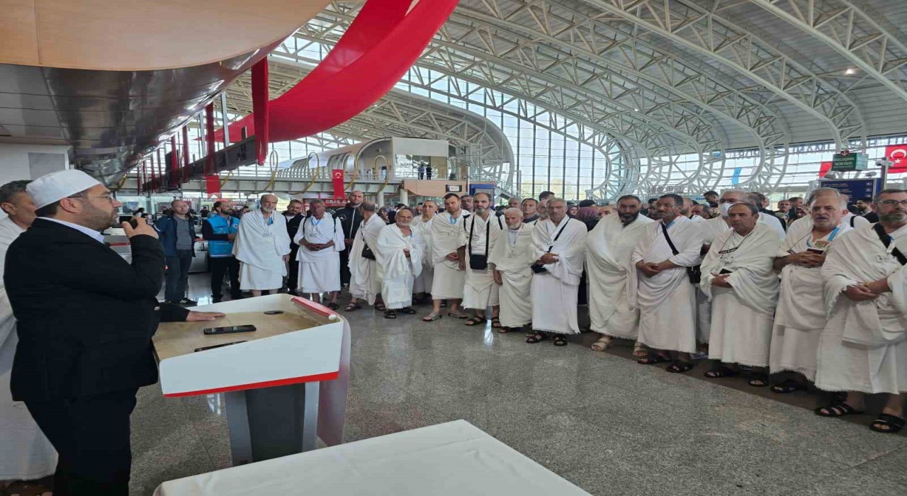 Erzincandan 193 umreci dualarla uğurlandı